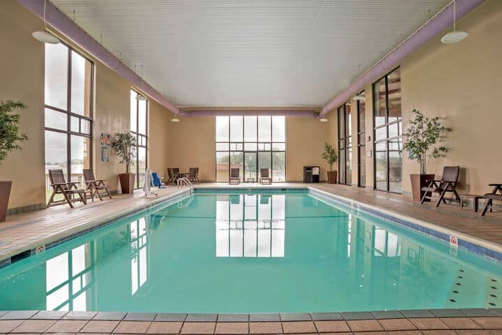 Pool 21 of 28