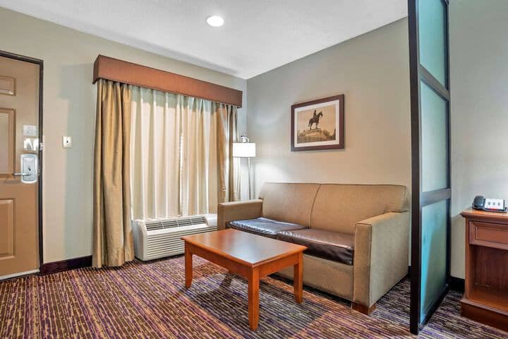 Room 10 of 28